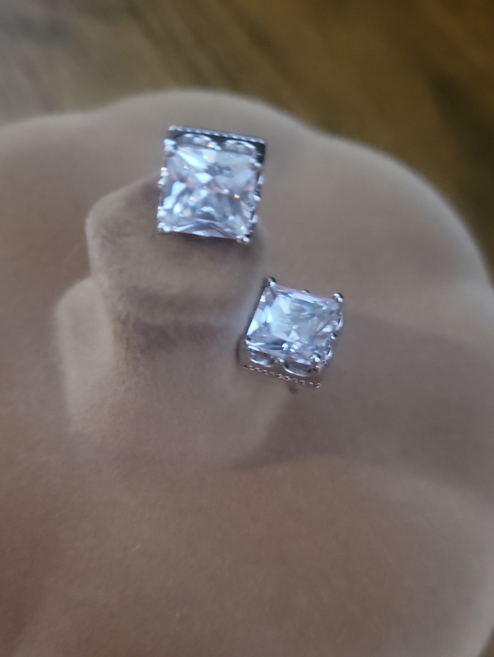 💎🩶 silver cubic zirconia square stud earrings! - Picture 5 of 6